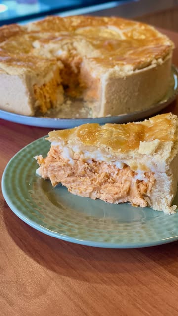 Fatia de torta salgada da Angel Doces em prato verde